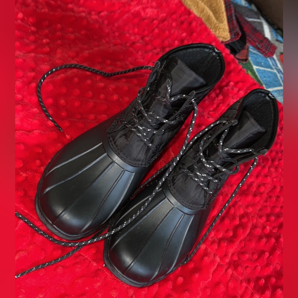 WOMANS BLACK SNOW OR RAIN BOOTS LOW CUT. WORN ONCE. NEW
